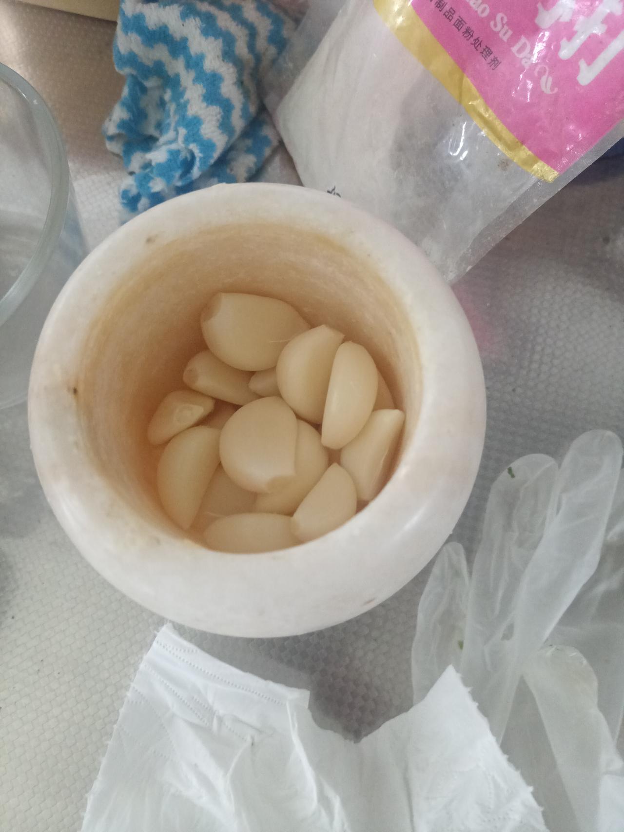 今天中午吃饺子，老婆祝福我捣点蒜泥。这活干了几十年了，小case！老婆腌糖蒜