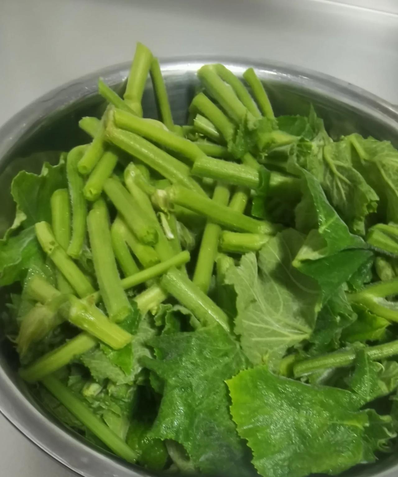 分享一个适合夏天的汤菜——花生南瓜尖汤。1、把半碗花生在水里浸泡，然后用豆浆机