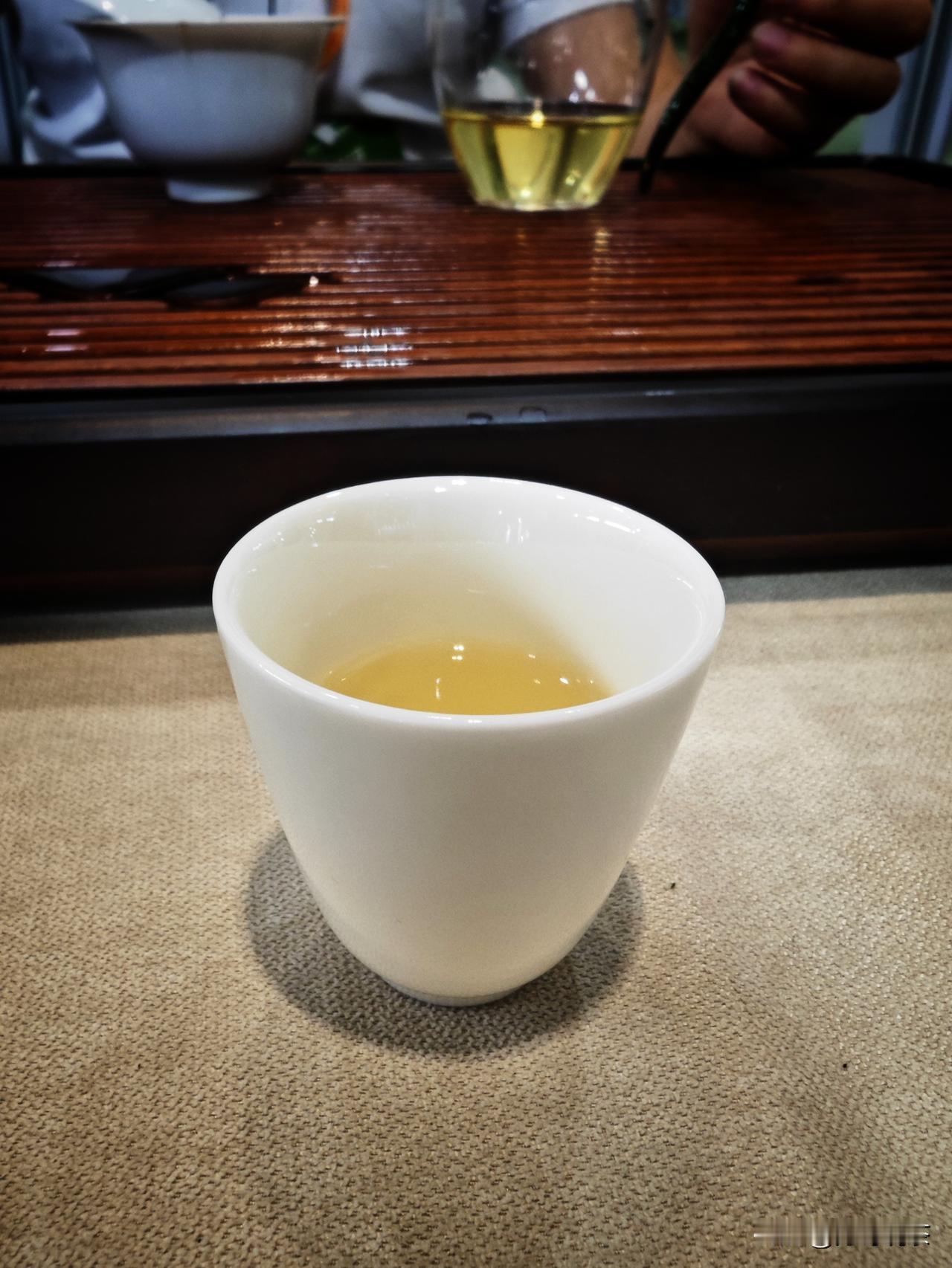 前些天有个朋友，从昆明某个茶店买了一提茶（357克），来我这里试喝，说是天门山的