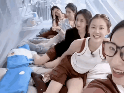 郑恺郑恺，我只认识你媳妇，你能不能把其余四位给我们介绍一下[爱心][爱心][爱慕