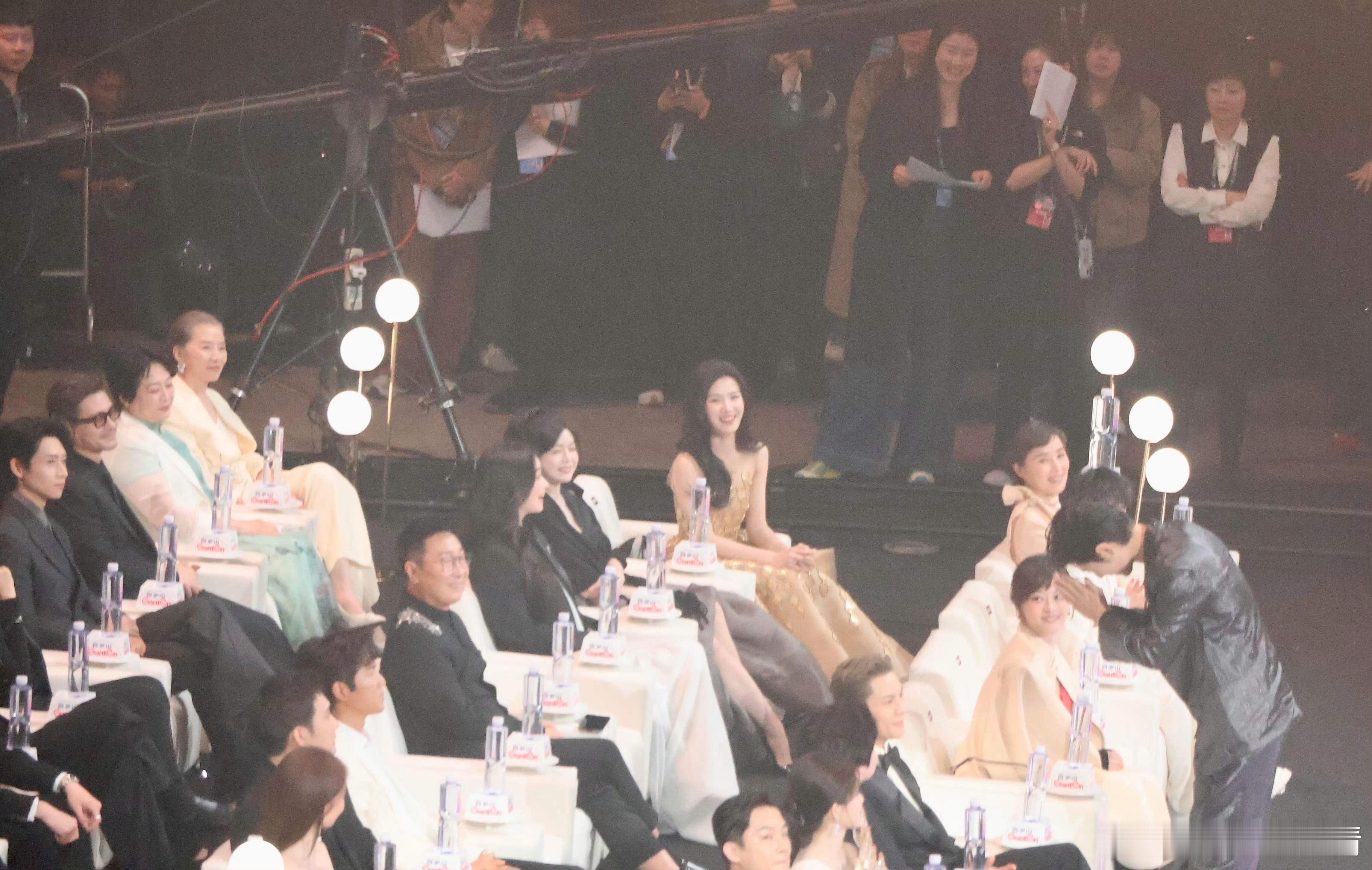 不太明白，陈伟霆凭啥坐第一排？