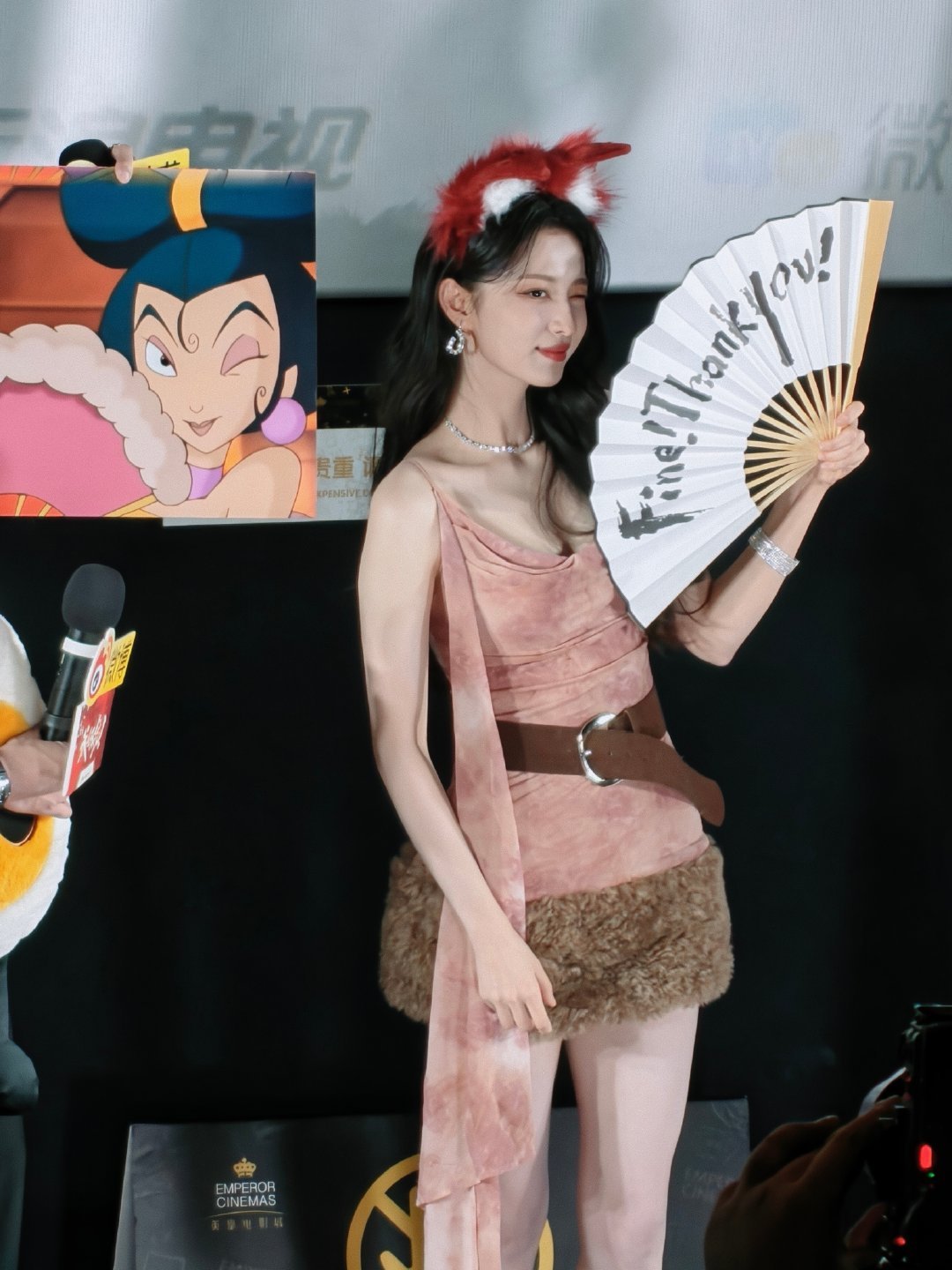 王楚然剧宣送黄金，啊啊啊还得是王姐人美又大方