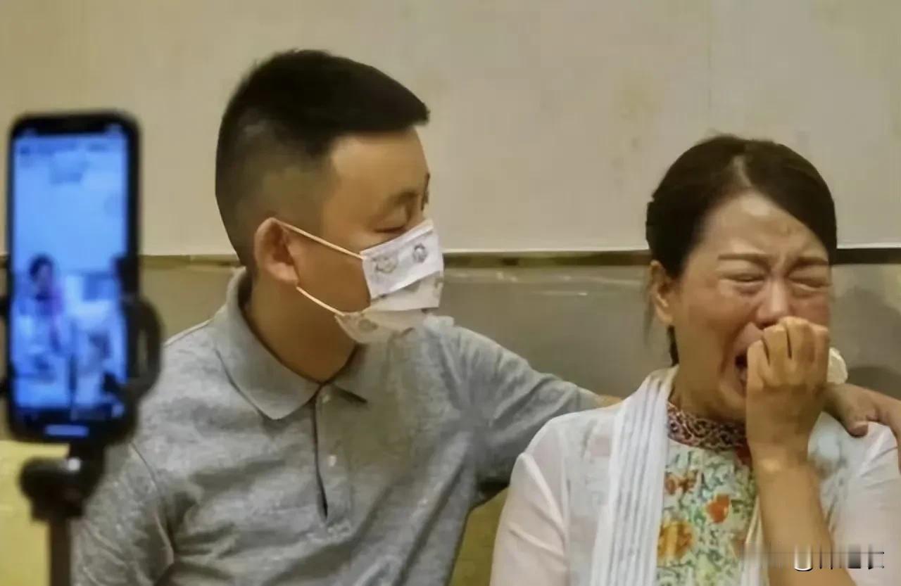 姚策养父母家的情况还挺特殊，他舅舅没有儿子，大姨不清楚有没有儿子，但是大姨是干部
