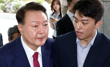 尹锡悦愁坏了当地时间9日下午，尹锡悦抵达法院，在这里首尔中央地方法院就韩国特检