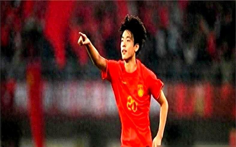 国青教练看不上他：太瘦了，根本没法用。1米88的身高，体重却只有72公斤。