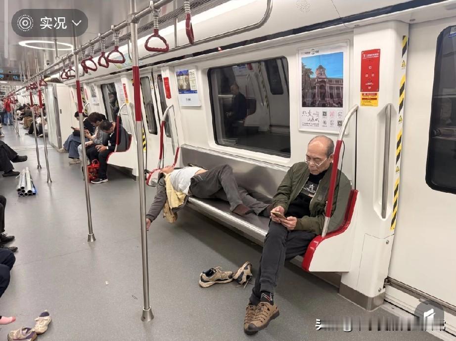 广州地铁客服真的有用！昨晚11点多坐广州地铁回家，刚进车厢就被一股冲鼻的酒
