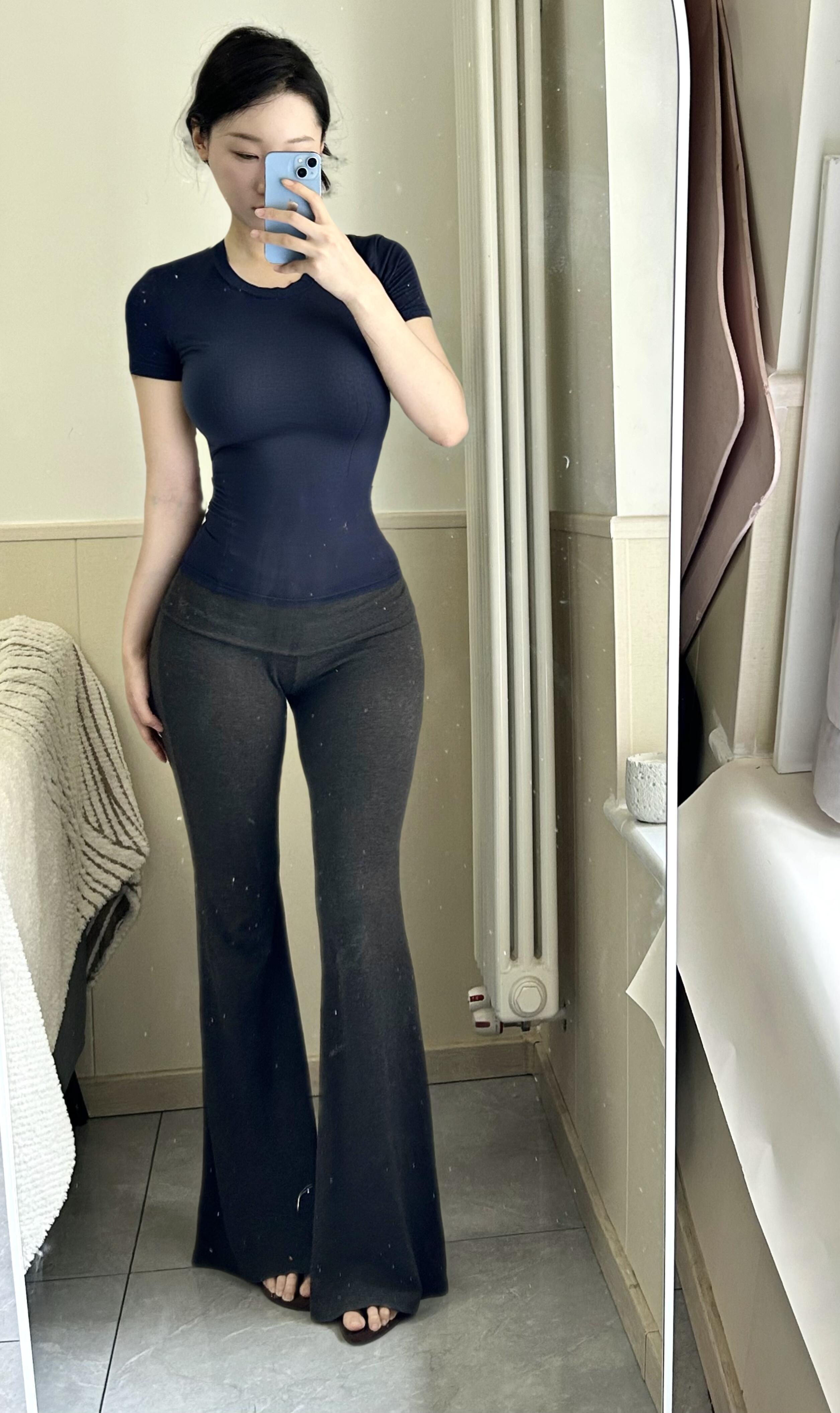 显身材的还得是瑜伽服。