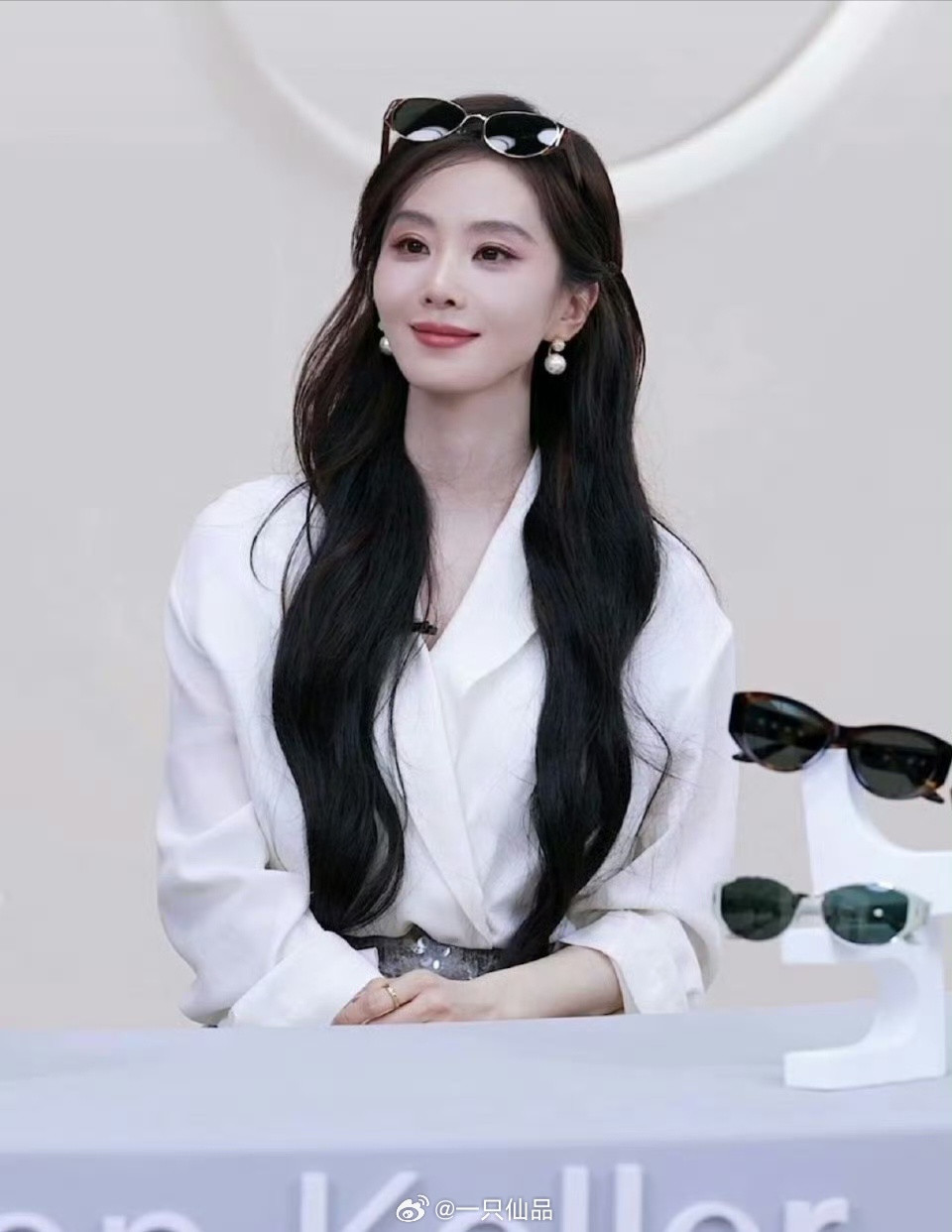 刘诗诗金丝眼镜搭配大波浪的造型，简直是高智感美学的巅峰诠释。美神降临人间刘诗诗金