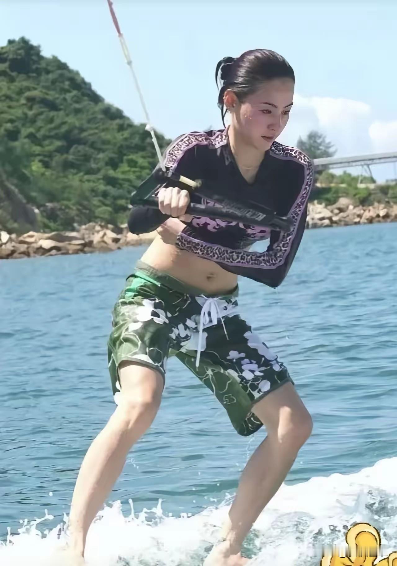 提起张柏芝，绝大多数人的第一反应，都是老天赏饭吃的长相。刚出道那会，一张脸清纯又有故事感，18岁出演