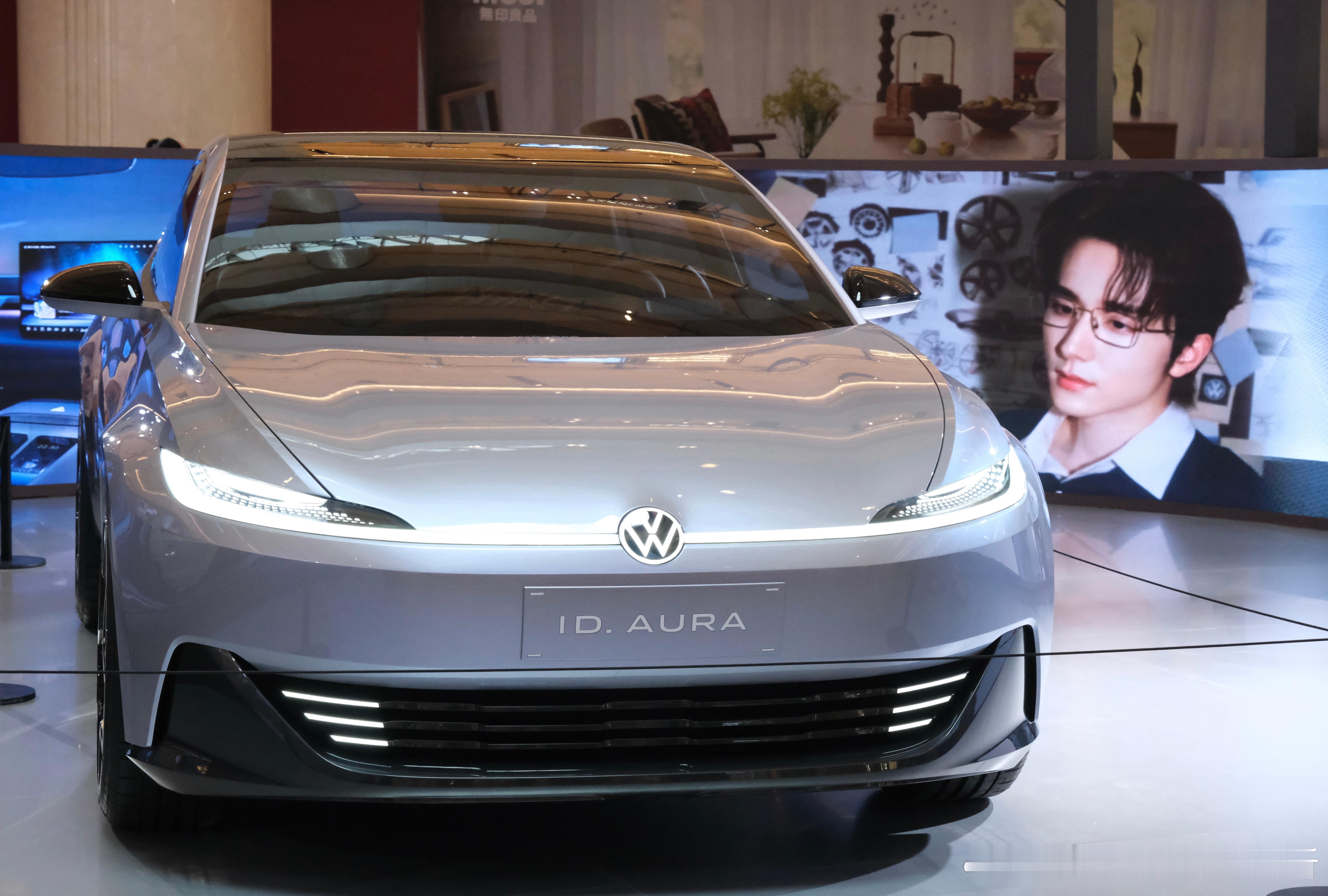 最近大众全新的新能源概念车系正在各地巡展，去上海世纪汇的现场看了一汽-大众ID