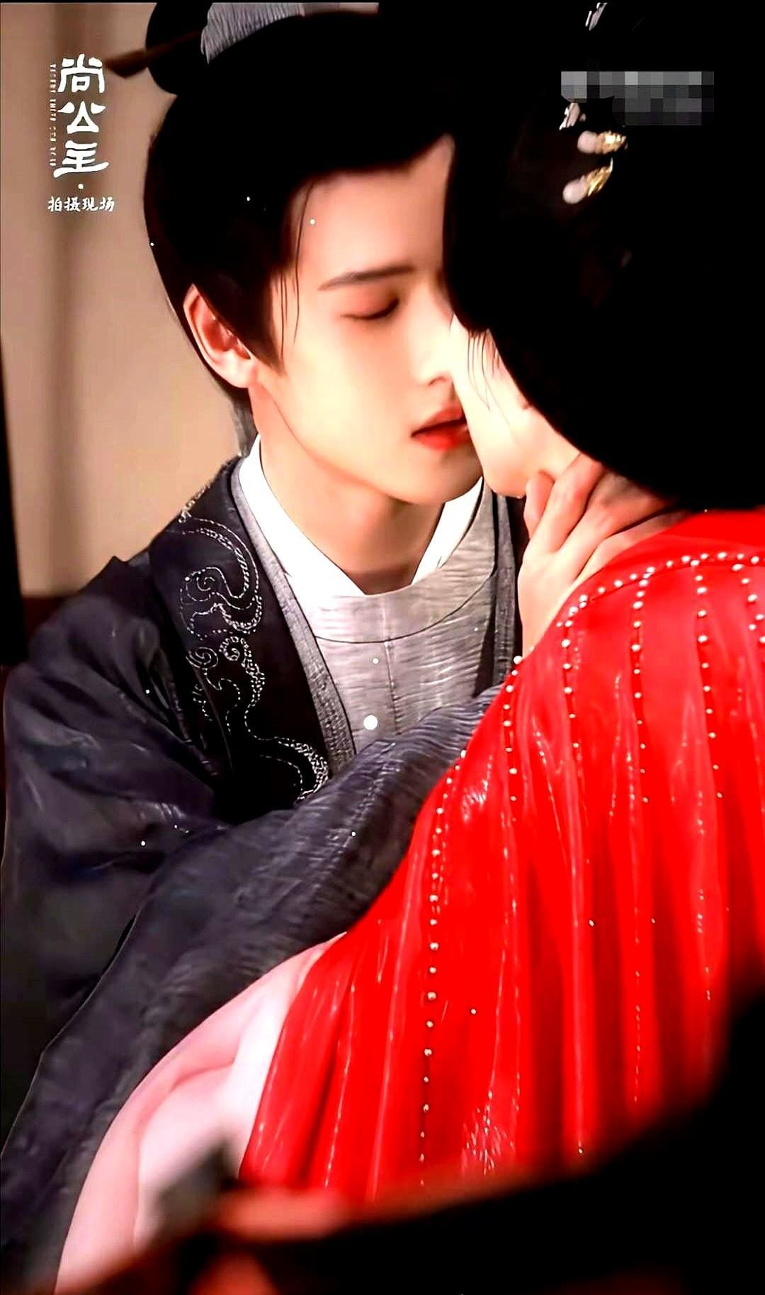 李昀锐手上老茧刮红孟子义的脸，没特效，没替身，真疼。她为一场亡国戏，吐了三天，