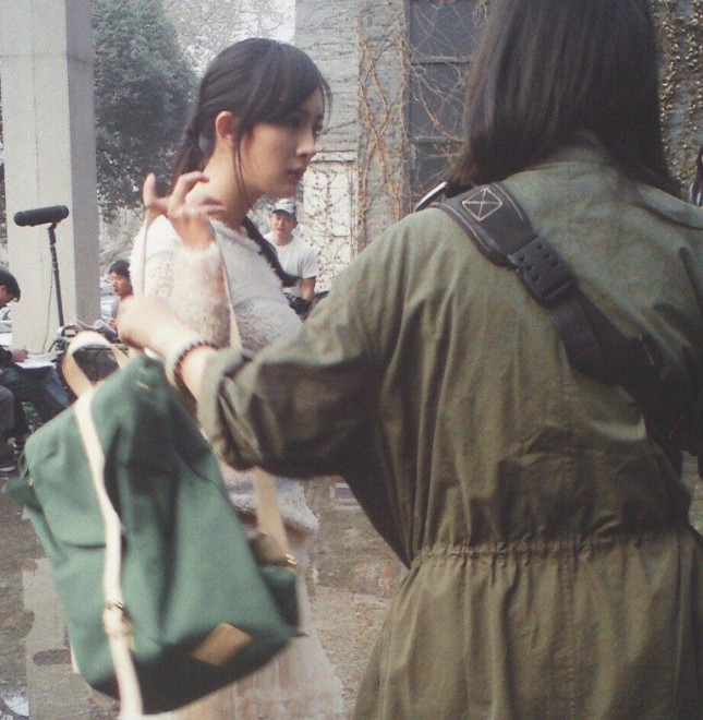 少女时的杨幂，这颜值放现在也得横扫校园剧啊！可能幂姐早早就毕业了，咱们只能在回忆