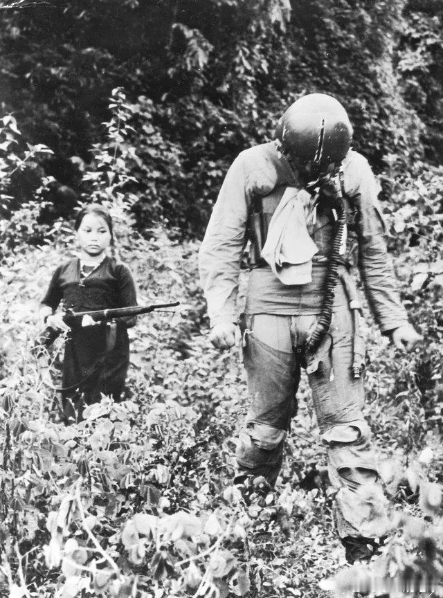 1967年9月17日，北越女兵押送美国飞行员。历史照片美国空军中尉杰拉尔德·韦