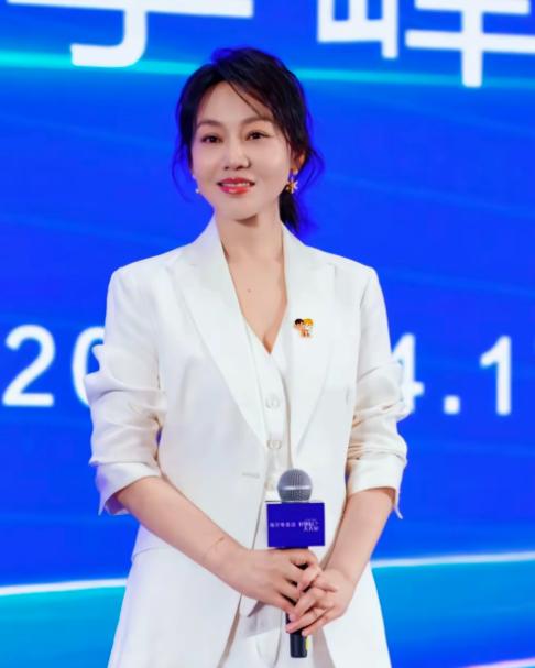 2004年，闫妮的丈夫邹伟提出离婚，闫妮不肯离，她觉得孩子还小，邹伟说：“20万