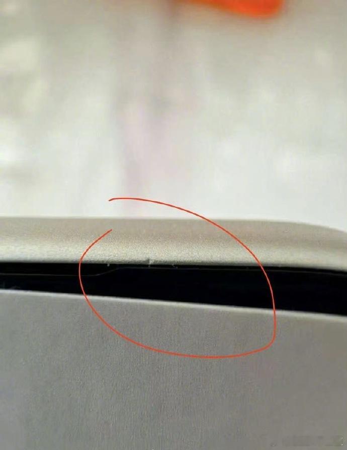 iPhone17Pro划痕9月19日，iPhone17系列新机正式开售。首发不
