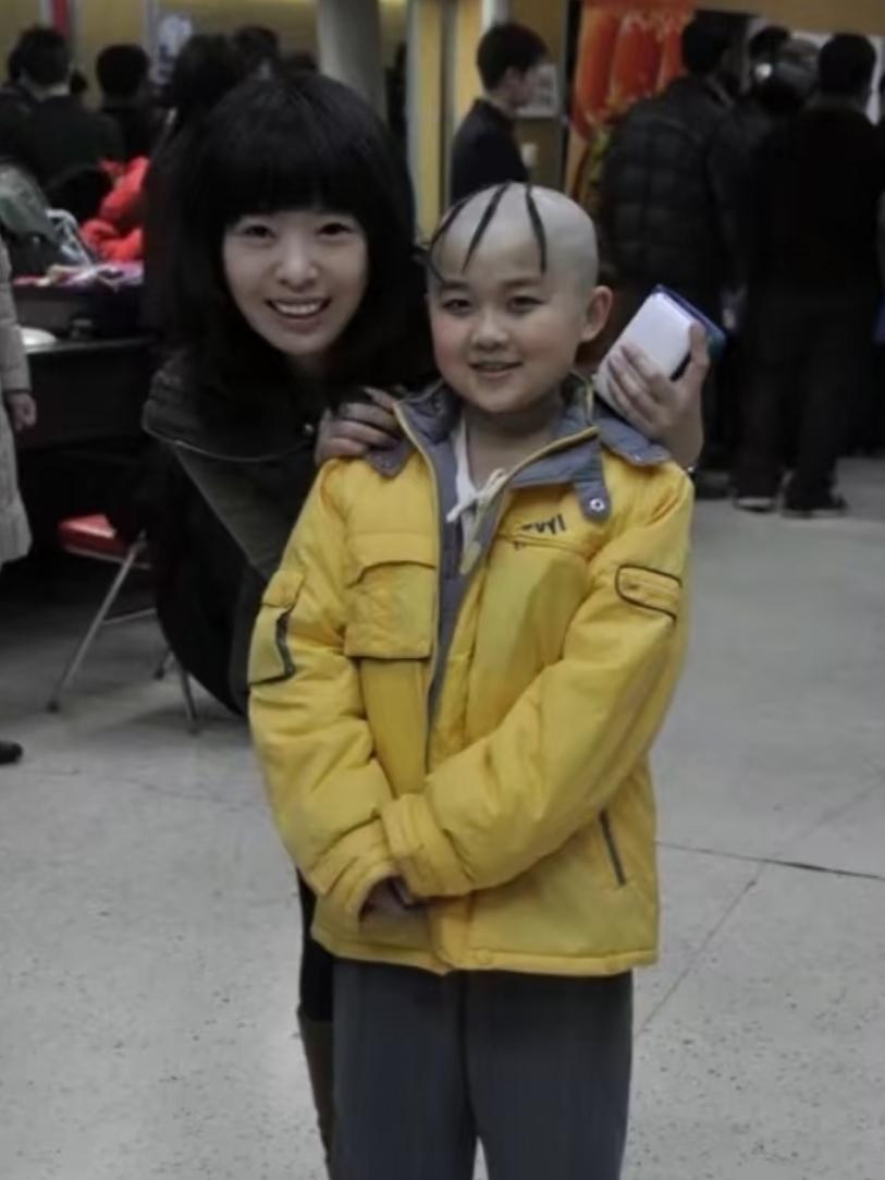 童星邓鸣贺生前的留影，这一张照片拍摄于2013年的春晚后台，地点在北京央视演播大