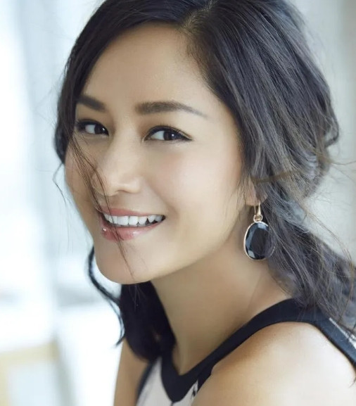 一次，记者打趣海哈金喜：李亚鹏干啥赔啥，大房子搬小房子，你图他什么？”这姑娘没有