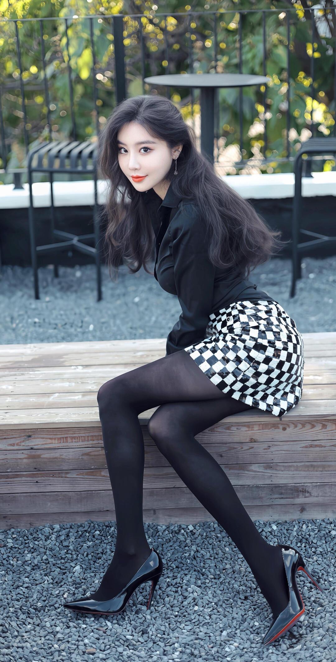 优雅黑丝与格子裙的碰撞，时尚与复古的完美结合！穿搭性感好身材性感女神怎样穿