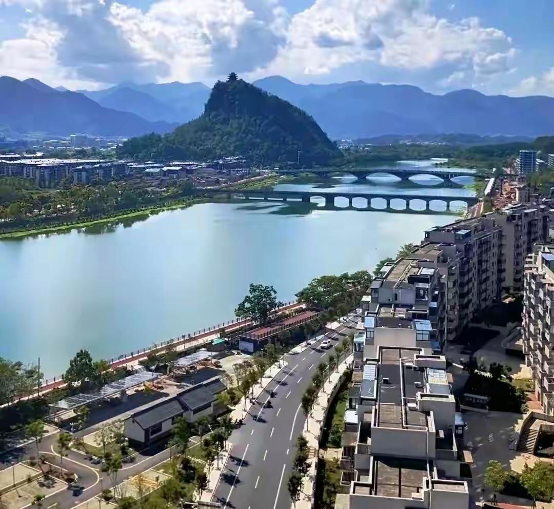 朋友兴冲冲去了趟网上热捧的“零差评”古城，回来却跟我吐槽：黑导游、强制坐船、饭菜