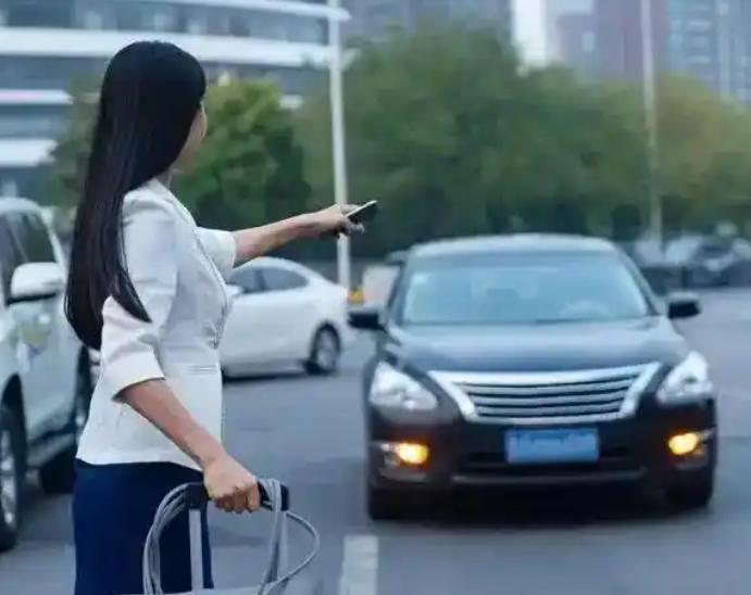 为什么大家现在宁愿等网约车，也不坐出租车？很简单，因为现在的出租车，已经彻底活成