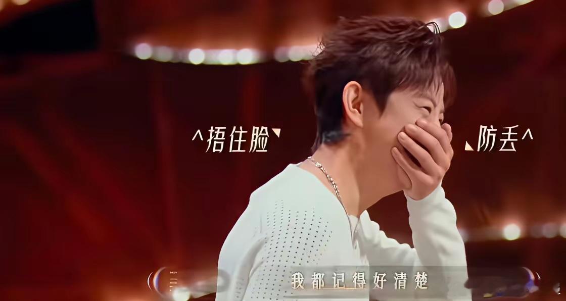 最近的何老师很无奈，主持生涯不断收到挑战，最近在《声生不息》的舞台上，何老师采访