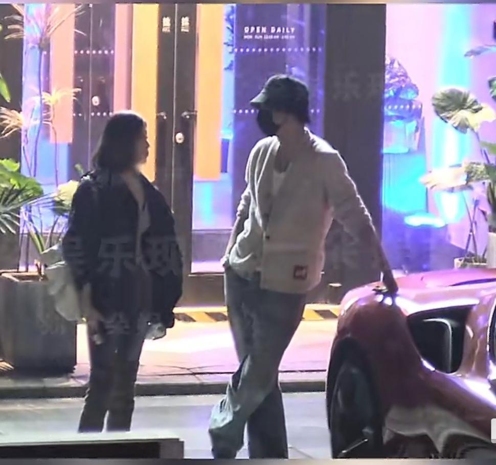 敢情昨天说的大热95生恋情瓜是他啊有狗仔爆料王子奇聚会结束后与女方在门口互动