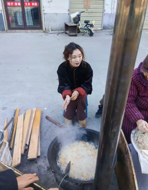 安徽宿州，有一名女子早上出门买菜，发现路边有一名女子在摆摊卖干鱼，发现摆摊的女子