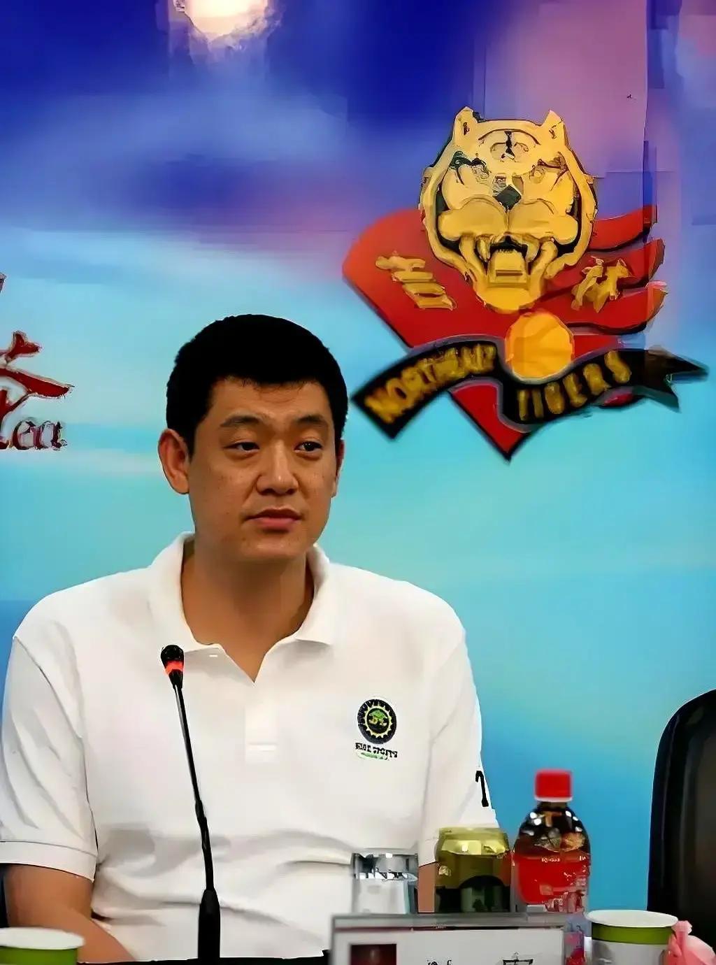 吉林队这名单，一看就有意思。主教练钟诚36岁，队里最大的球员崔晋铭33岁，