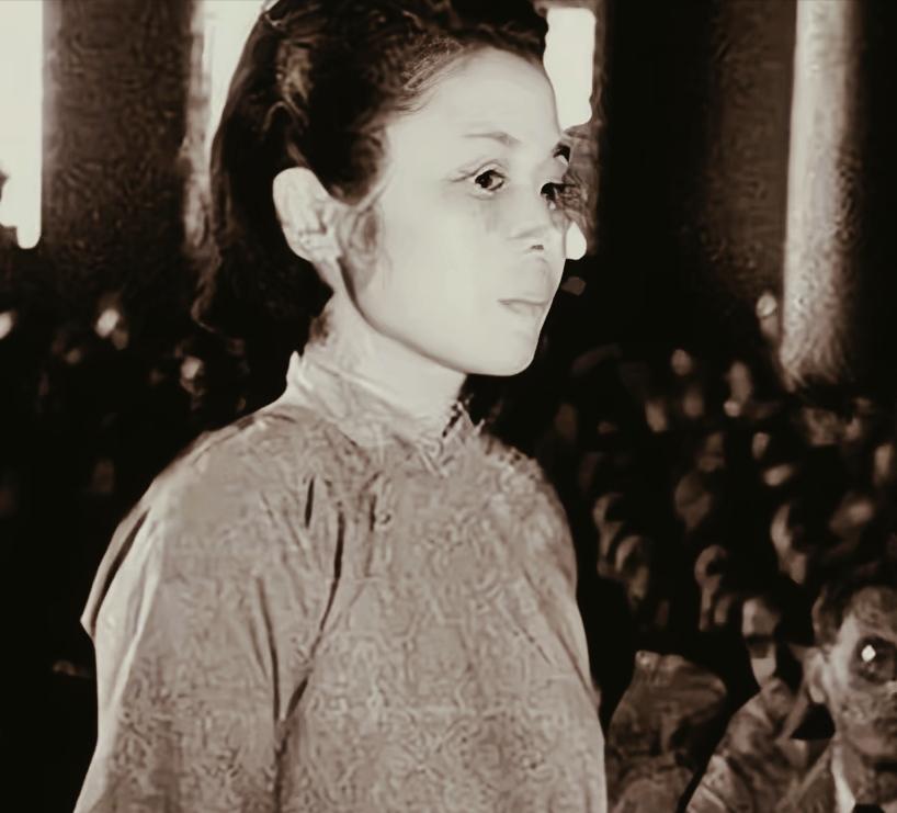 1940年，一名军统女特务冒死救下一位地下党。11年后，她落入我党手中，却只说了