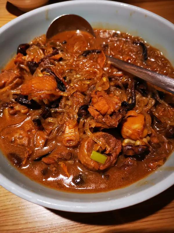 东北菜和四川菜哪个好吃，这得看个人口味。东北菜可太实在了，铁锅炖大鹅、猪肉炖粉