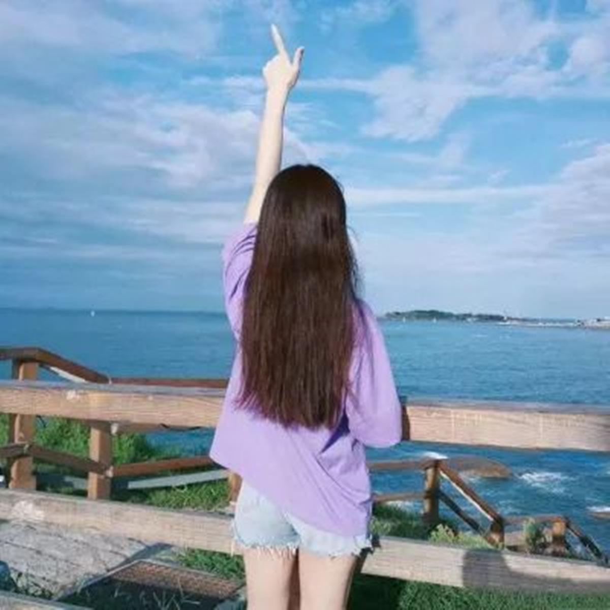 总以为有钱就是富有，拼命追逐名利，结果身体垮了，身边也没了真心人。健康