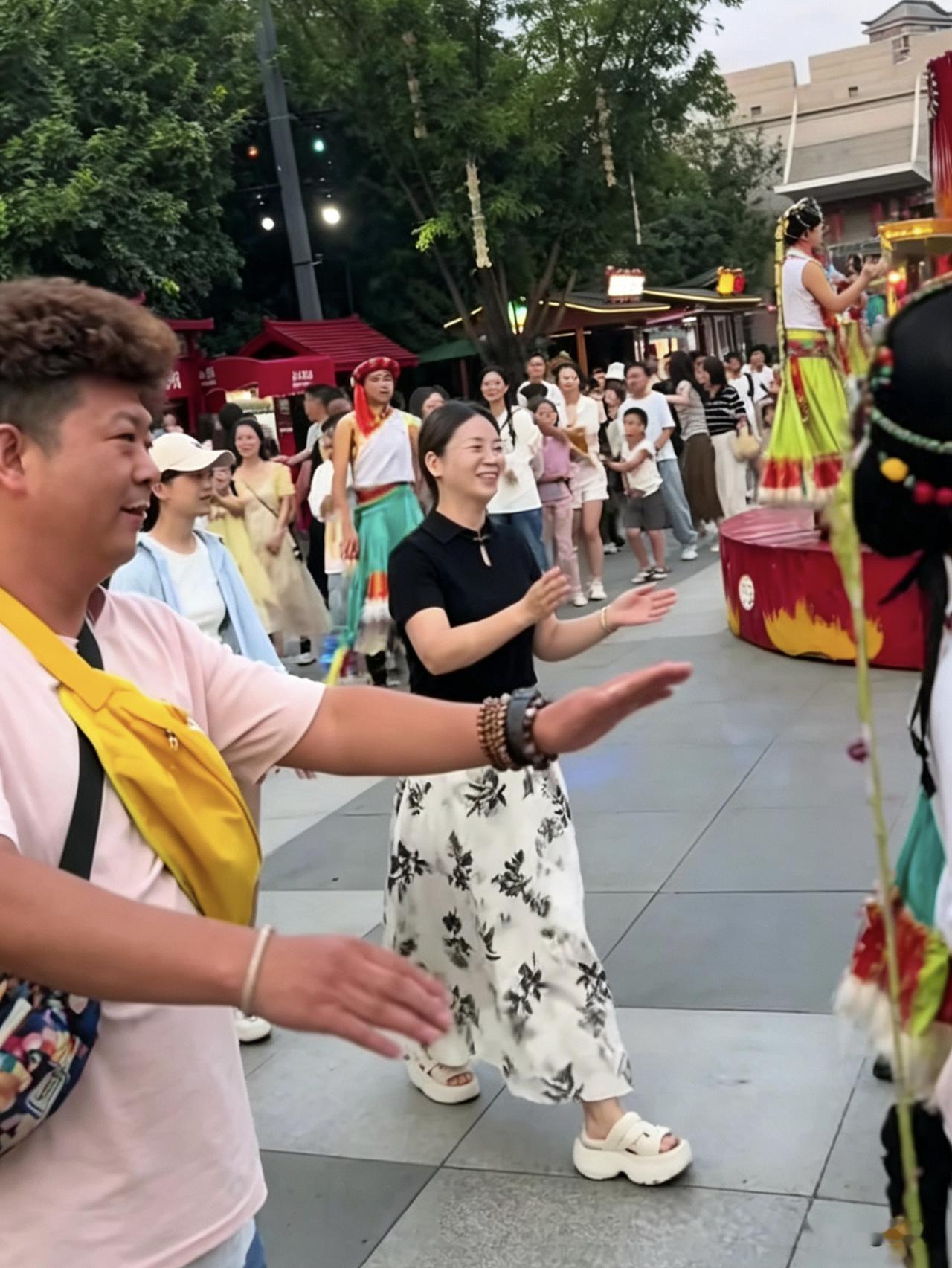 小丽今天的装扮真漂亮，黑色小衫搭配白色长裙，一副金丝眼镜更是增添了几分优雅的知性