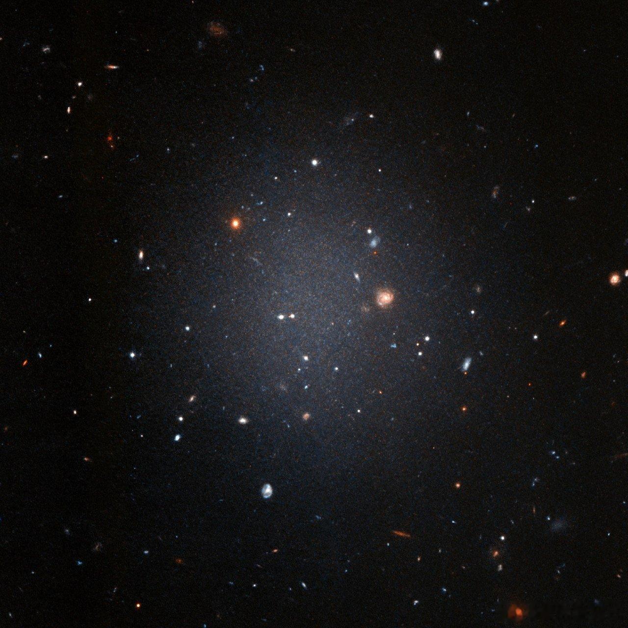 天文学家们发现了另一个似乎几乎不含暗物质的星系。这个星系，被命名为NGC105