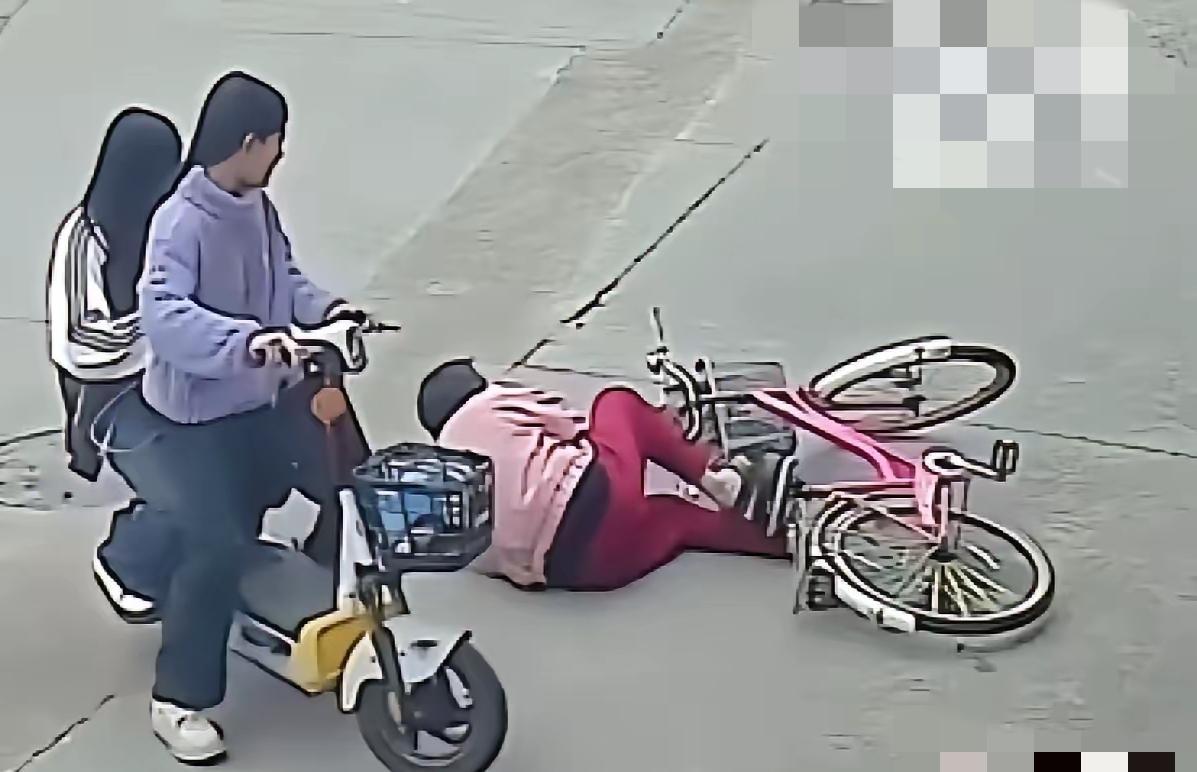 对于福建老太太摔倒一事，我看网友讨论激烈，观点不一，但是有一个前提我发现大家好