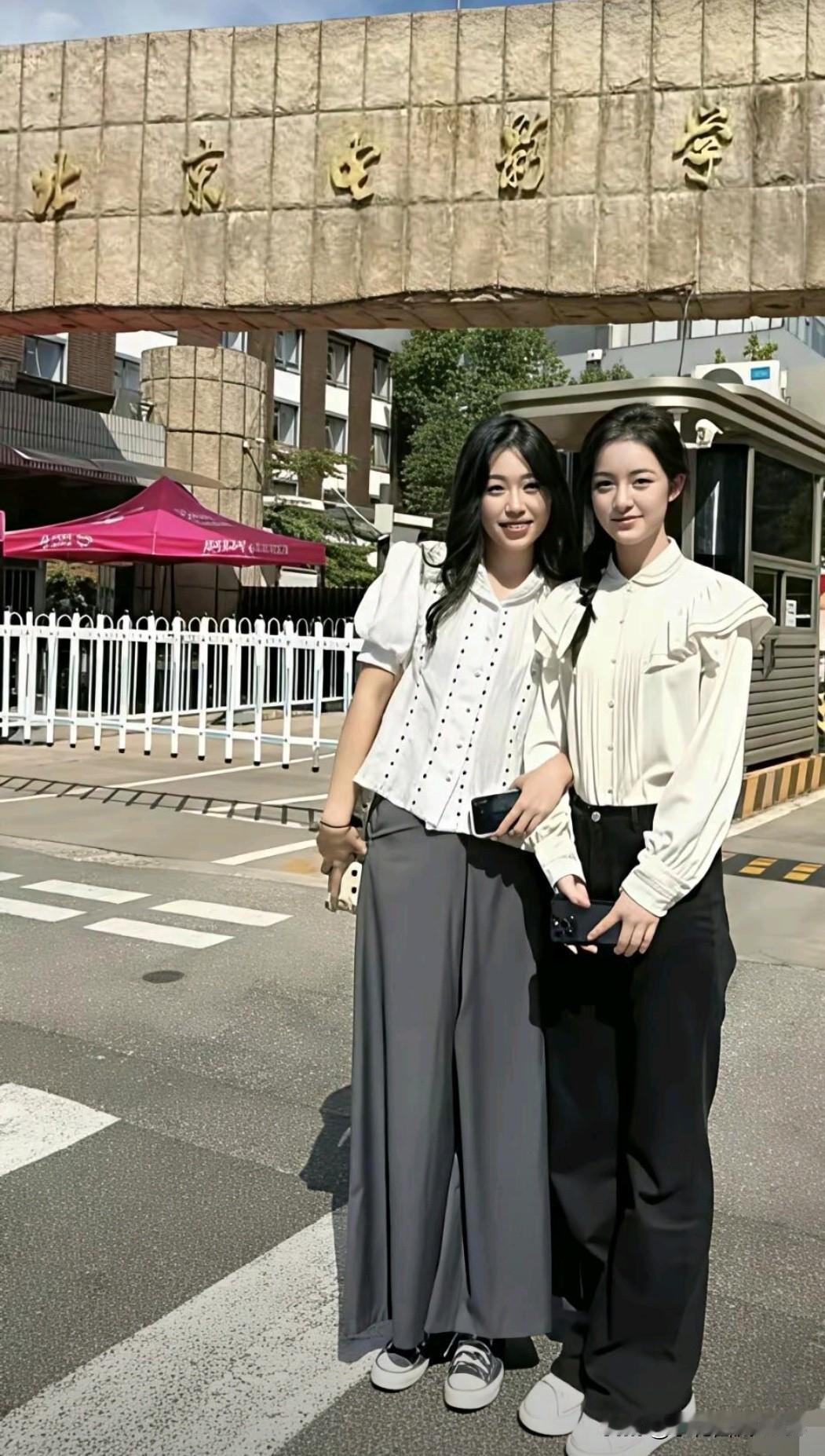 不经意间刷到了一张照片，是两个漂亮的女孩子在北京电影学院大门口的留影。两个女孩子
