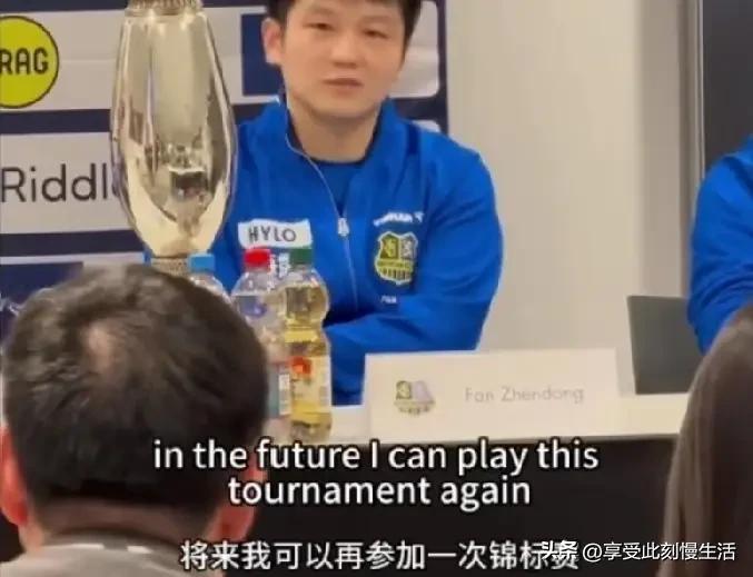 樊振东像被队友拎起来一样，高兴得跳得老高。这个样子不知道有多久没看到了。也奇