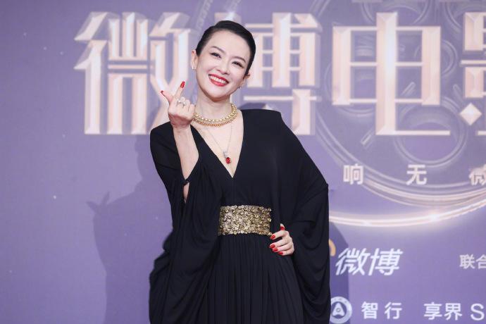 今天章子怡在出席时尚活动的时候穿了一件黑色的V领裙，彰显出高雅迷人的魅力。章