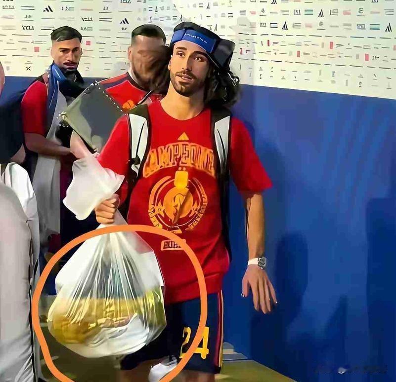 西班牙这也太随便了吧，颁奖仪式结束后竟然将大力神杯装进塑料袋里掂走了，不知道的还