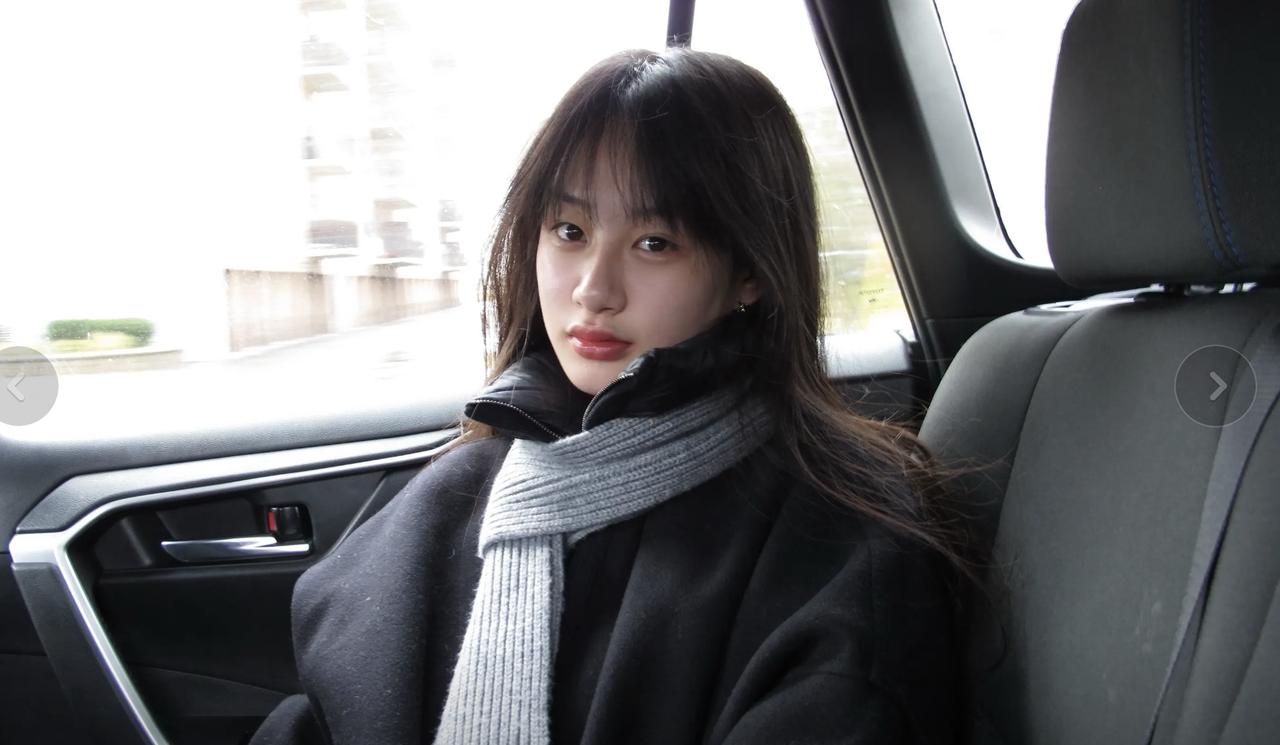 吴启华和石洋子18岁女儿吴熙儿长得蛮漂亮的，颜值在星二代中算是非常突出的了，不过