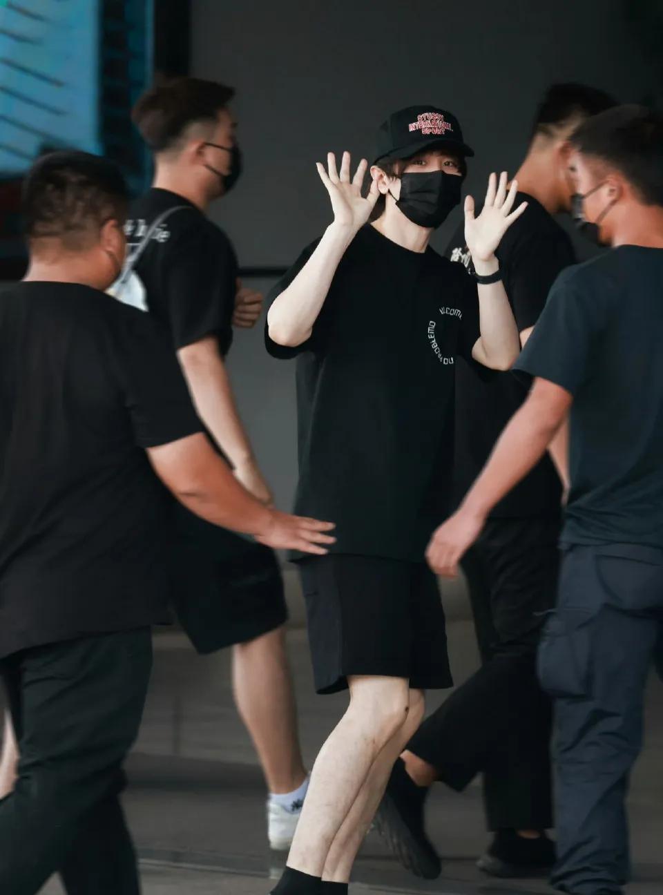 哇，这是成毅吗？好白呀!白到发光去!两个多月不见，保养得不错啊!黑色T恤+