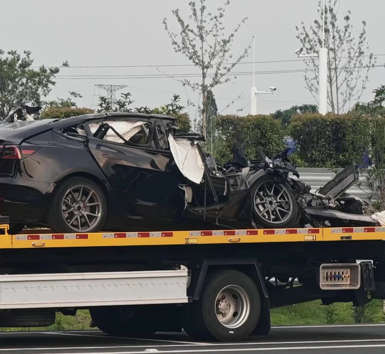 那辆追尾挂车的特斯拉，究竟撞成啥样了？看看吧，吊起挂车后，特斯拉已经被拖出来