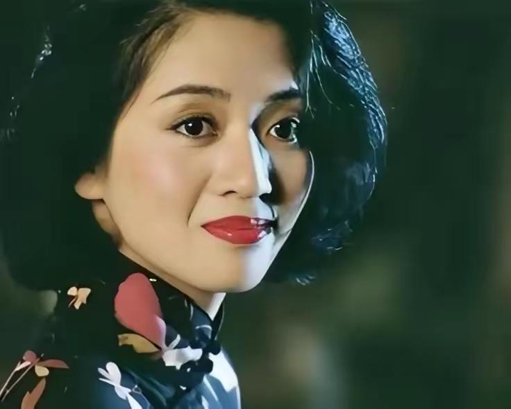 偷梅艳芳骨灰的人，不在乎这么几个企图：第一是想配阴婚。这虽然是迷信的做法，但是也