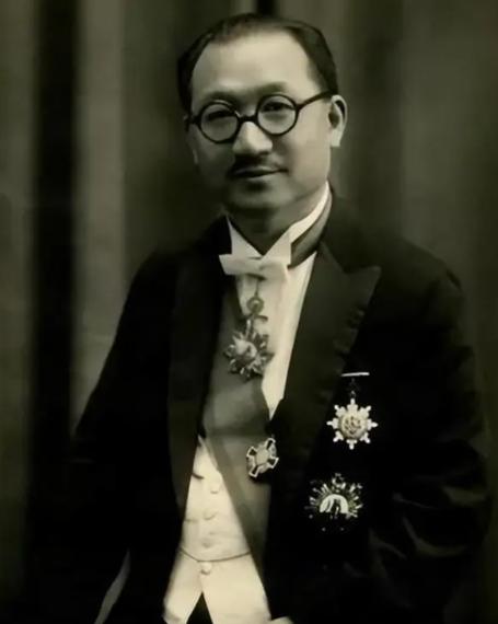 1967年8月，孔祥熙病重。临终前，他握着妻子宋蔼玲的手，悲痛地说：“我们孔家财