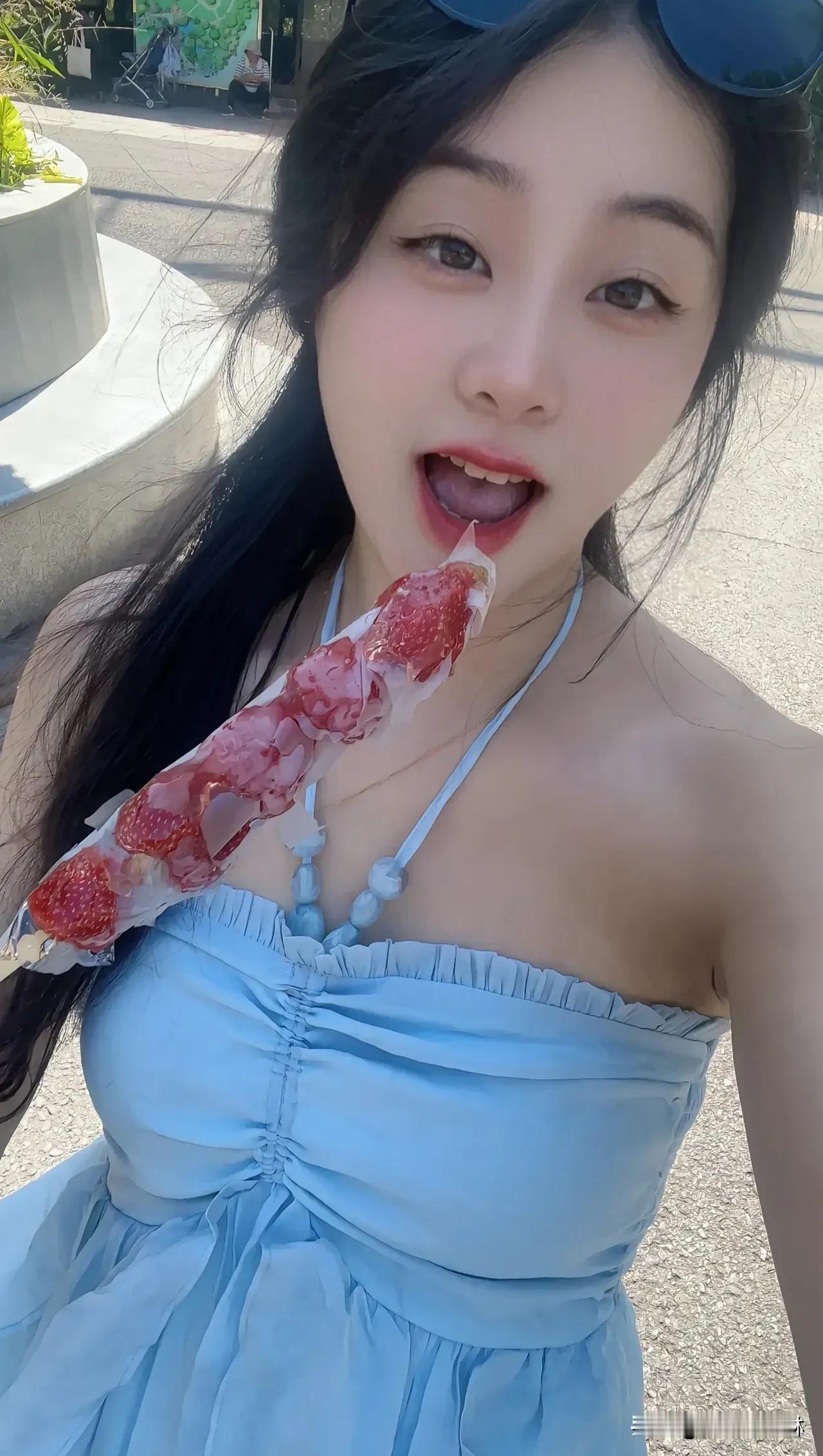 漫步公园，裙摆轻扬，发丝微乱，笑容里藏着整个盛夏的秘密。她不是