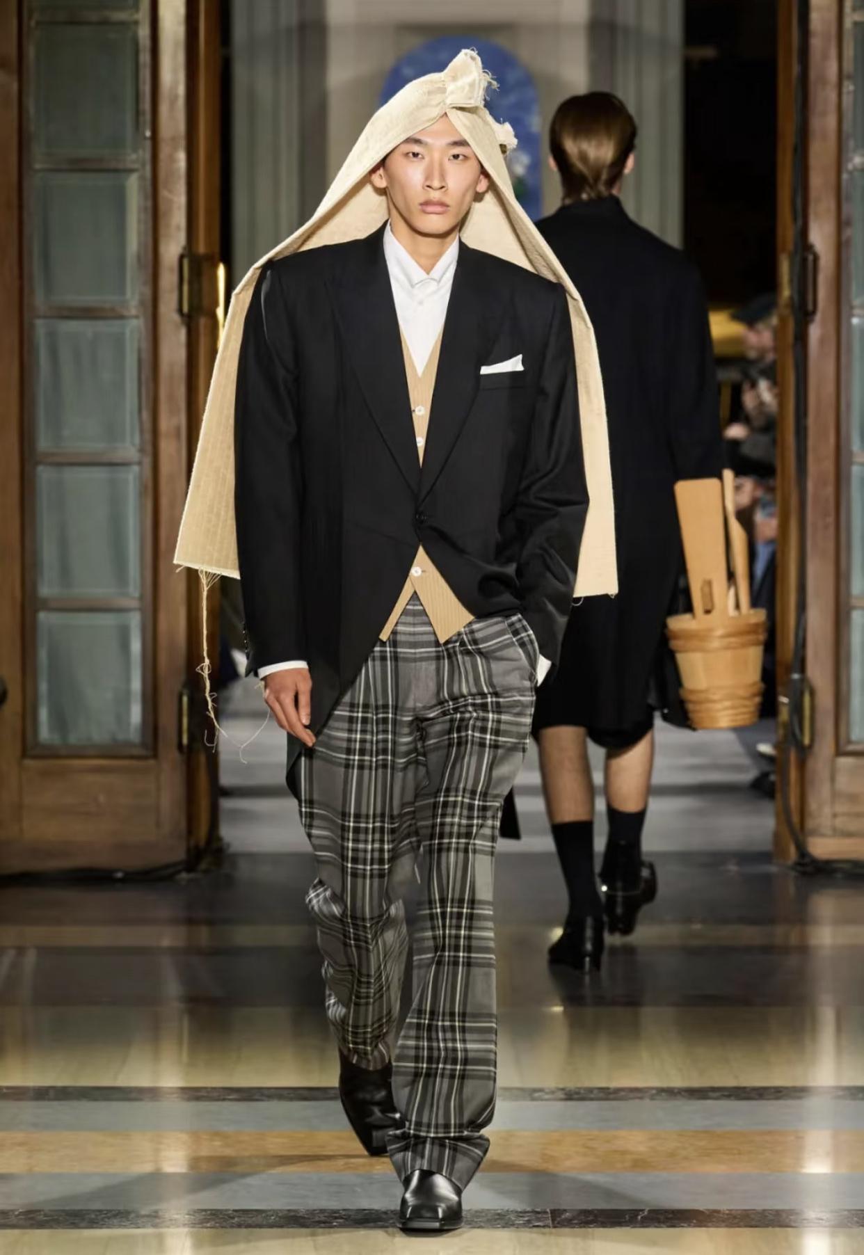 看吧！洋相还得洋人出这是时装秀上“披麻戴孝”风白头巾就差身上披个麻，腰上