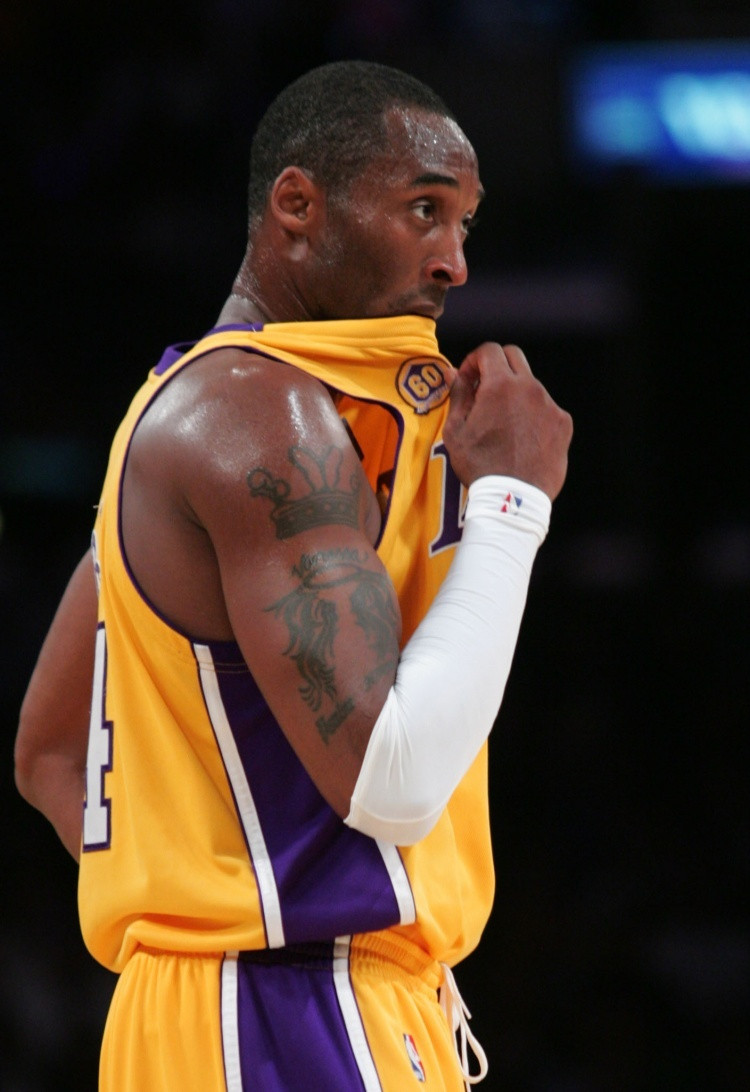 前NBA球员拜伦·斯科特在自己的播客节目中谈到了科比。斯科特说道：“杰里·韦斯特