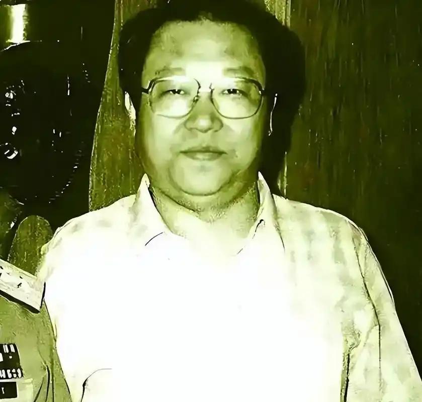 2015年10月，香港国际机场入境大厅。一个头发全白、背微驼的老人推着破行李箱走