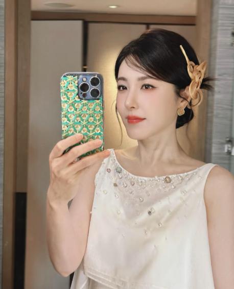 她曾被称为两百年难遇的绝色美人，凭颜值惊艳无数男人，如今49岁依然独自生活，婚姻