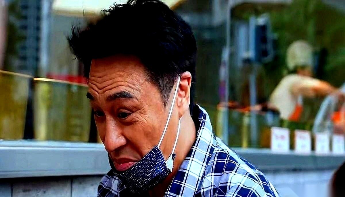 64岁的吴镇宇在成都一家网传排名第一的店里，把一桌子大菜全撂下了，最后只咽下去一盘炒猪肝。那盆招牌水