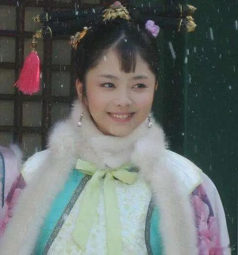 内娱的老板们怕是真的恨死谭松韵了。18岁出道到现在36岁，整整18年，没签过任何